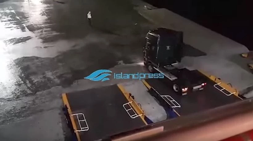 Αυτοί είναι οι Έλληνες ναυτικοί: Το Blue Star Delos δένει «στον αέρα» στο λιμάνι της Νάξου εν μέσω θαλασσοταραχής (βίντεο)